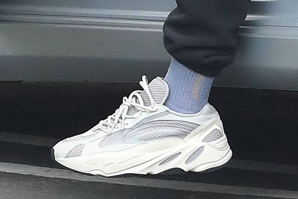 adidas yeezy 700 rouge